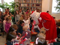 A könyvtárba is eljött a Mikulás
