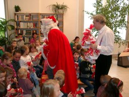 A könyvtárba is eljött a Mikulás