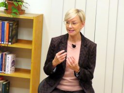 jakupcsek_gabriella_csakazertis_szerelem_06